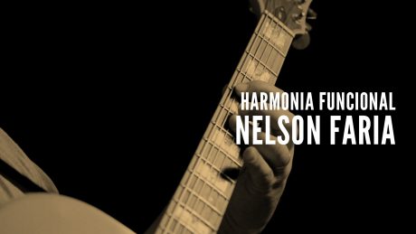 Nelson Faria segura sua guitarra Condor com título "Nelson Faria - Harmonia Funcional"