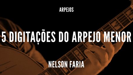 Nelson Faria segurando sua guitarra