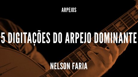 Nelson Faria segurando sua guitarra