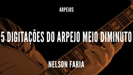 Nelson Faria segurando sua guitarra